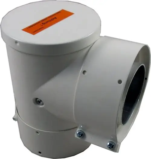 Weißes T-Stück mit zwei Anschlüssen, verwendet für die Verbindung zu Gasthermen. Das Produkt gehört zur Marke Wolf und ist für die Installation in Heizsystemen vorgesehen.